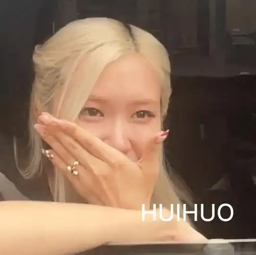 组图:blackpink朴彩英见粉丝落泪 车内挥手比心