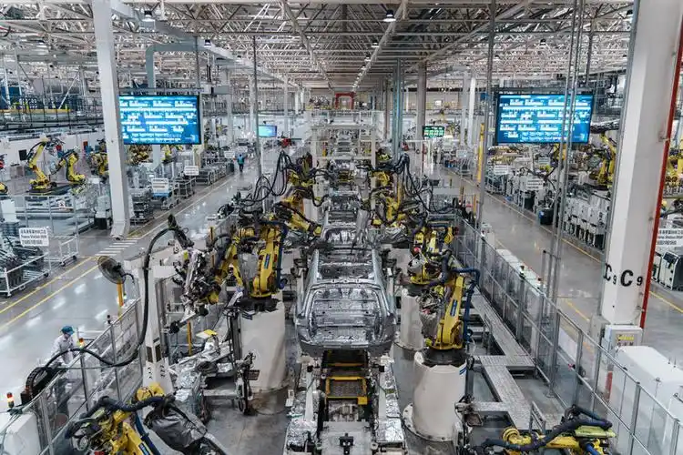 赛力斯汽车智慧工厂焊装车间正在生产aito问界新m7. 高彰摄