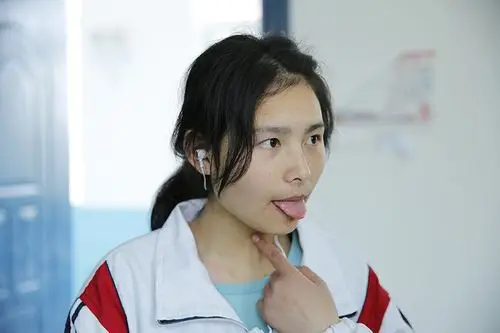 现场教孩子们锻炼舌头的灵活性,方便他们学习说话