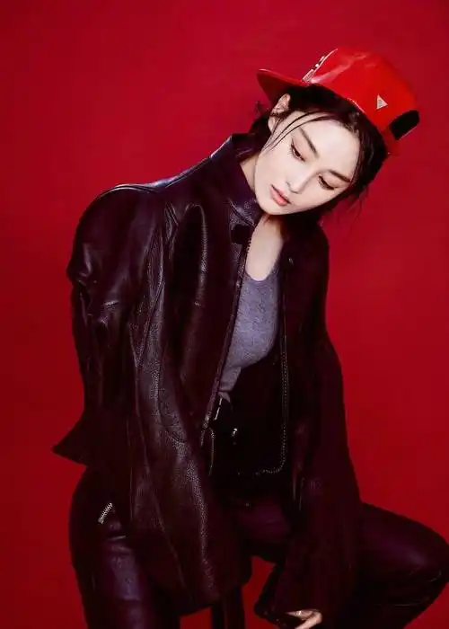 张馨予身穿人鱼裙秀细腰,真怕用力腰会断_身材_紧身_红色