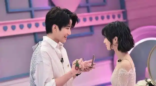 mike手上写着沈月大名,戴景耀在她面前做一字马,费启鸣要哭了_剧照