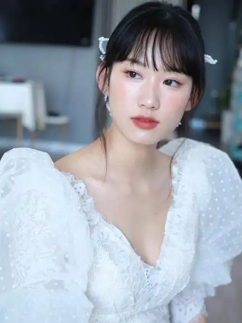 简约新娘妆容造型干净简洁高级,底妆轻薄自然妆造:茉屿造型|ling@茉屿