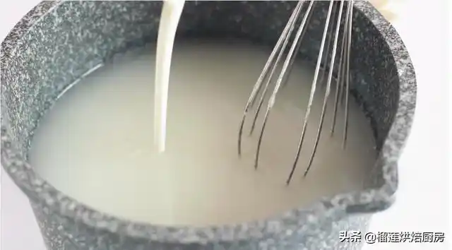 将酸奶倒入晾凉的水中,搅拌均匀40g黄米倒入碗中3.120g糯米倒入碗中2.