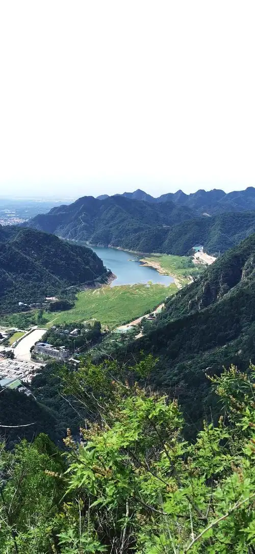 在山上可以看到黄松峪水库,最远可看到盘山,金海湖