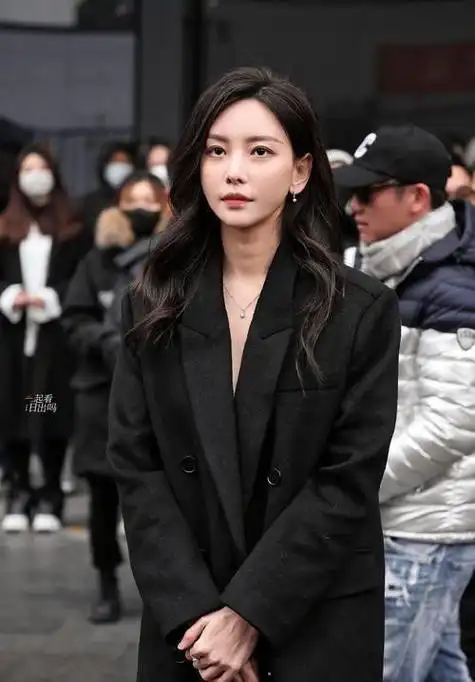 于文文演唱会穿紧身裤被质疑私处轮廓可见心脏的人看什么都脏