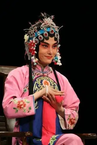 最近伴随某剧的播出,剧中小鲜肉张艺兴反串花旦的造型也引来热议,有人