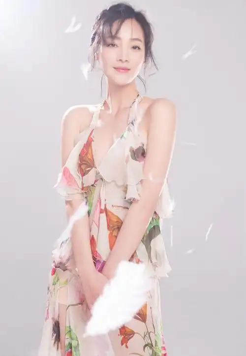 短发美女何杜鹃唯美动人时尚写真图片