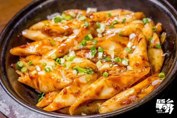 相较于普通的肠粉   "啫粉"会更惹味   猪肠粉吸收了经典的粤啫