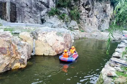 雁荡山峡谷漂流