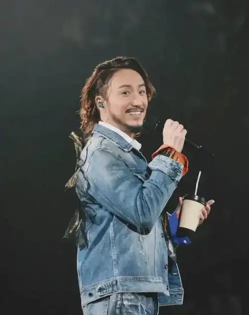 这居然是郑中基看起来有点邋遢又有点帅气