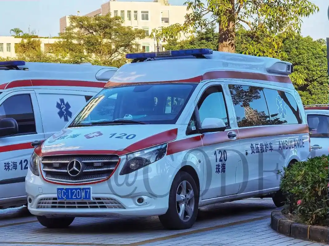 珠海市急救中心 奔驰威霆 救护车.图中新款的威霆负压救护车( - 抖音