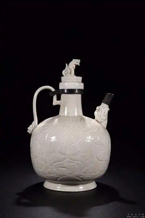 宋代:定窑包银牡丹纹执壶