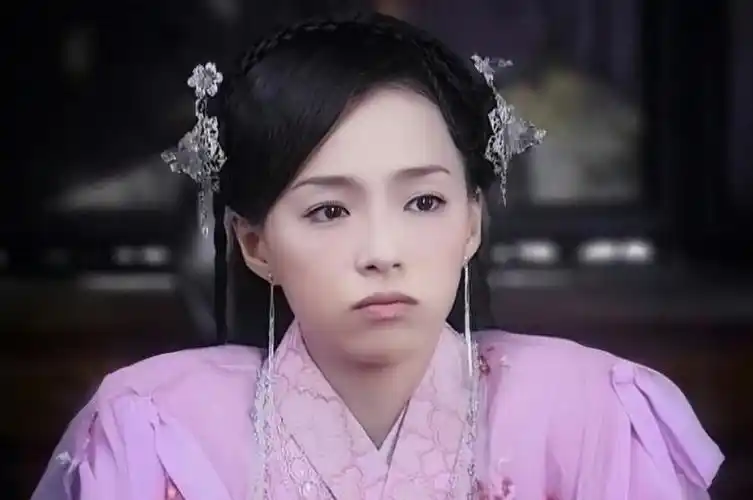 而曾安琪在剧中饰演的女主白珊珊是司马玉龙的红颜知己,白珊珊是将门