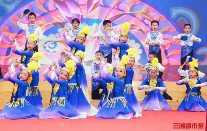 当天下午,枫林绿洲中心小学管乐社团,舞蹈社团,足球社团,羽毛球社团及