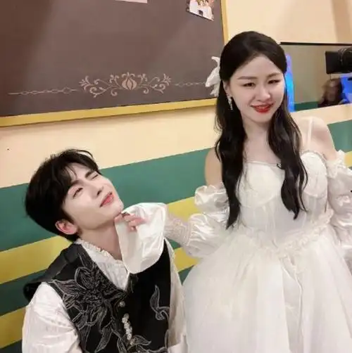 照片是由金靖老公舒亦橙拍摄,照片里的金靖美的不像话.