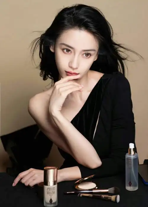 杨颖的锁骨窝##杨颖捧脸随拍#杨颖分享拍摄花絮碎片,好好看呀,轻柔的