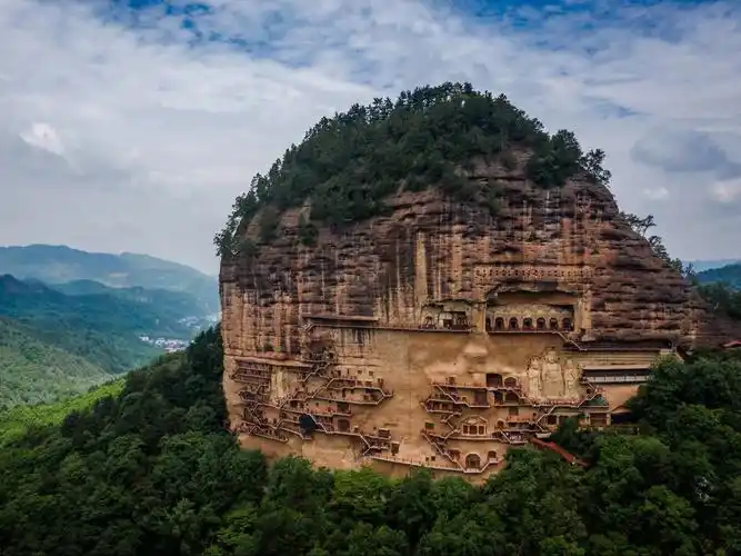 首页>百科常识>正文麦积山石窟,位于甘肃省天水市麦积区,因山形酷似