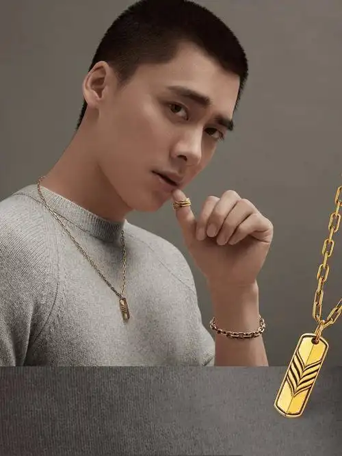 李易峰成为六福珠宝代言人,推出黑金首饰,黄金饰品终于不再老土