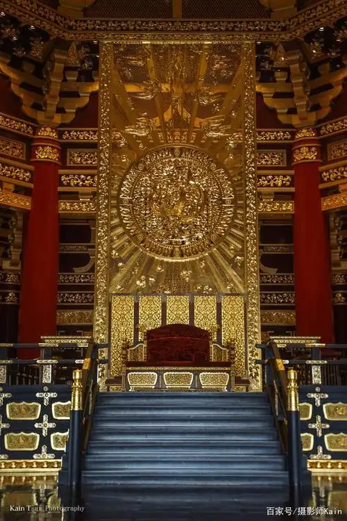 还要高大雄伟,完全不像现在的蒙古包造型,而是在唐朝宫殿建筑的基础上