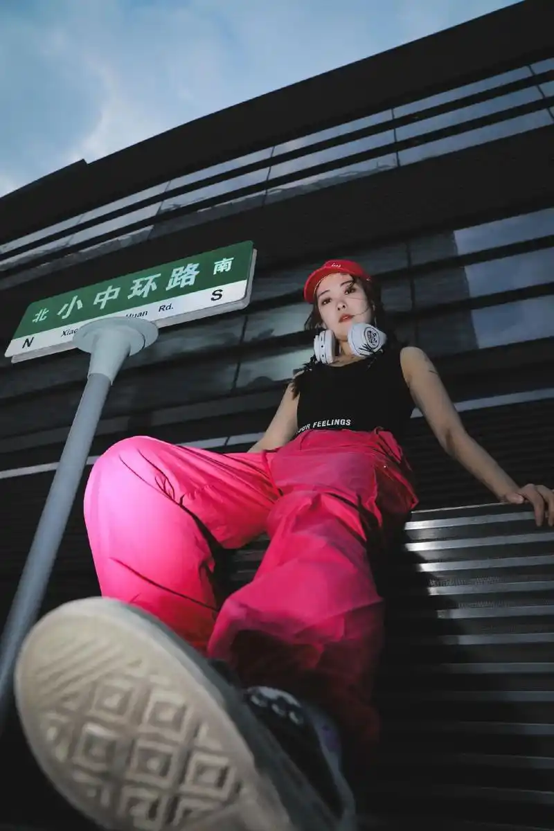 滑板少女.拍摄地点99:金融岛 拍摄设备92:佳能5d4 2 - 抖音