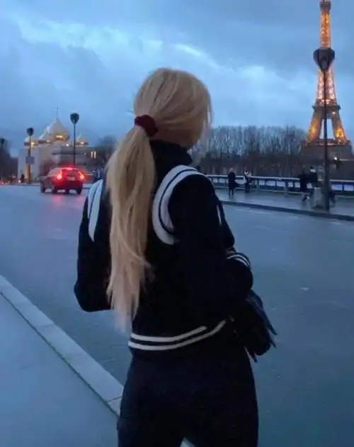 朴彩英晒出生活照简约的穿搭时髦又好看女孩看了都喜欢呢