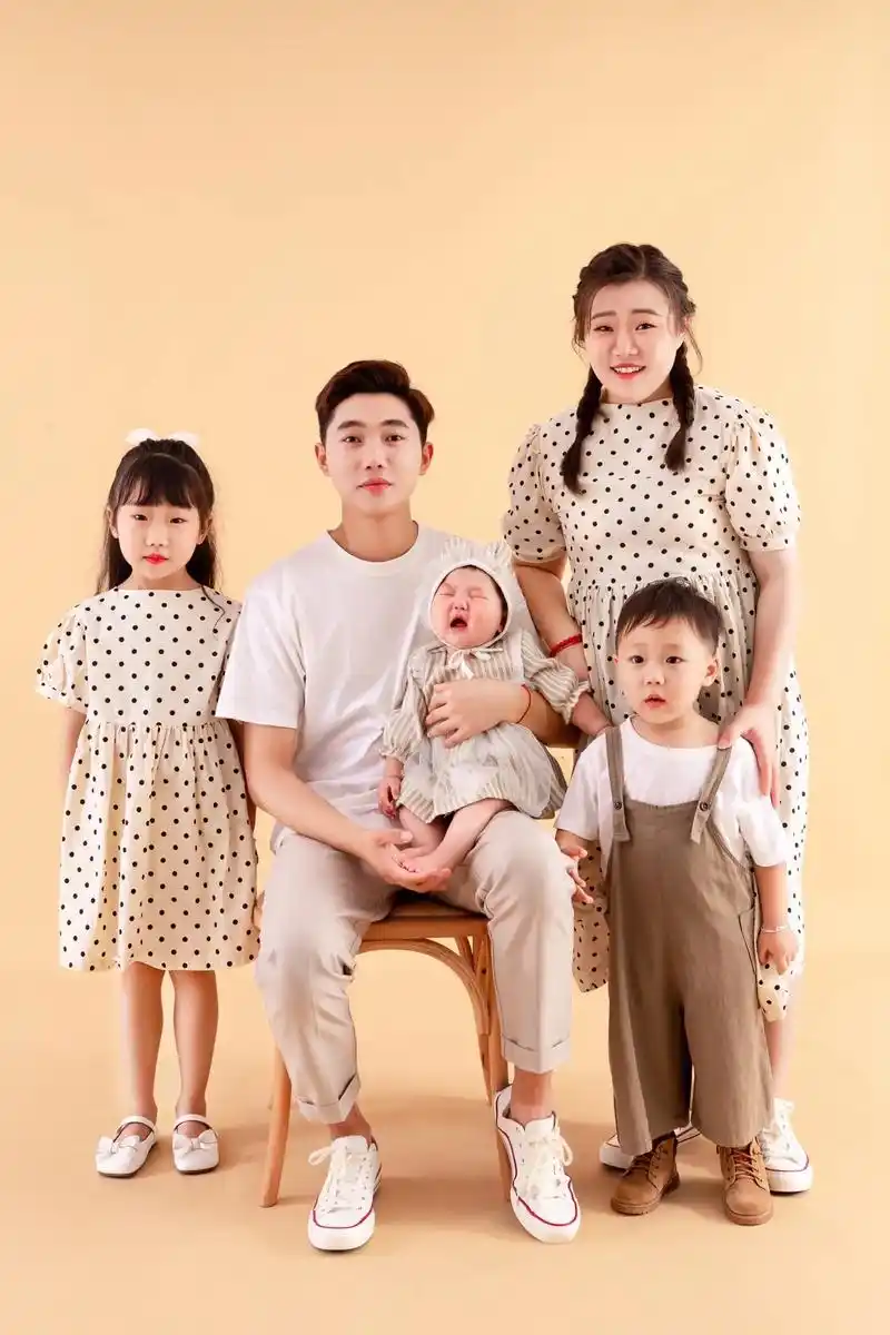 97年宝妈远嫁湖北,人生中第一次拍一家5口全家福,两女一儿, - 抖音