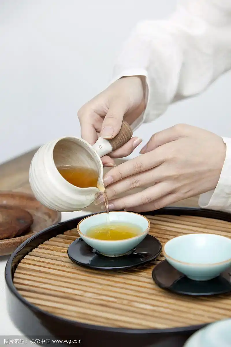 一个东方女性茶艺师倒茶局部特写