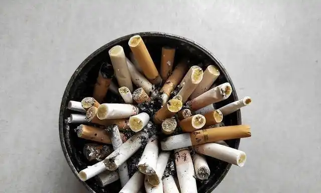 小小的烟头,造成一场灾难,这样的问题很多人都会犯|汽车|吸烟|抽烟