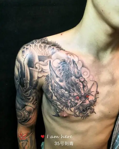过肩龙纹身图片_胸部新传统纹身图案