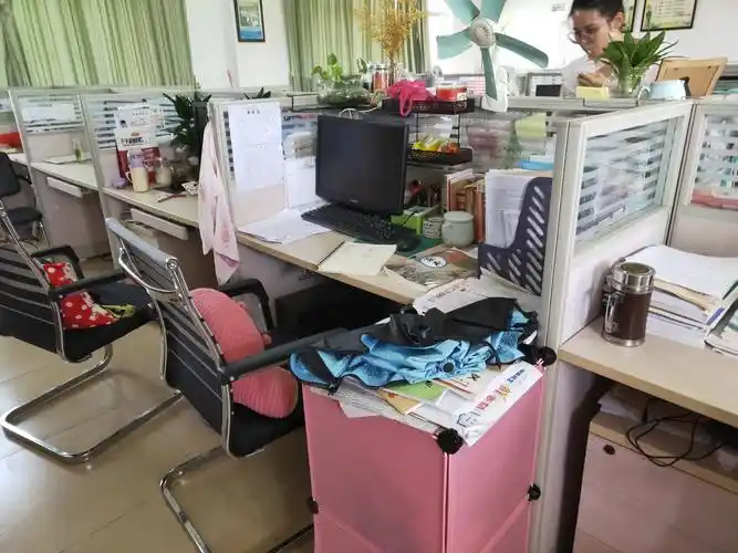 教师办公室办公桌面杂乱无序.