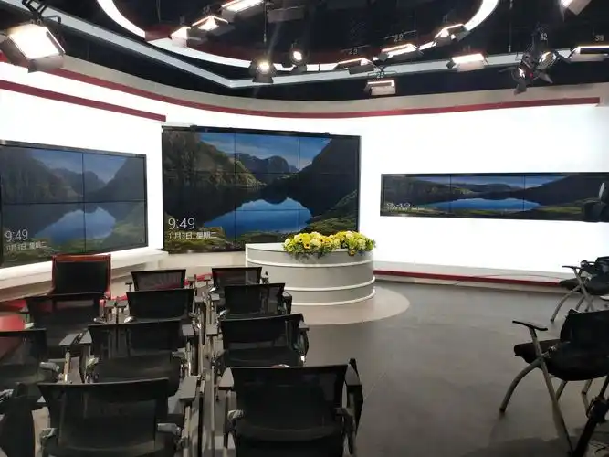 按照东方卫视演播室建设的缩小版的学校演播厅.