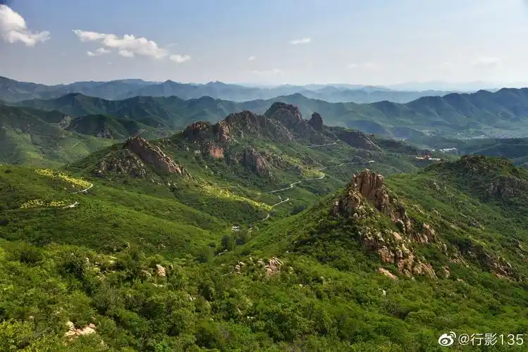 辽宁朝阳北票大黑山群峰竞秀景区树木葱郁,植被茂密