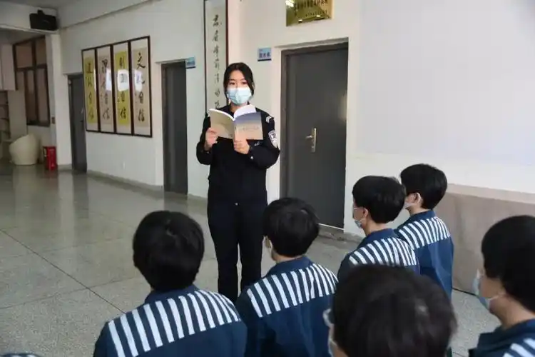 成为一名监狱人民警察后,她深感"没有深厚的法律功底,回答服刑人员的