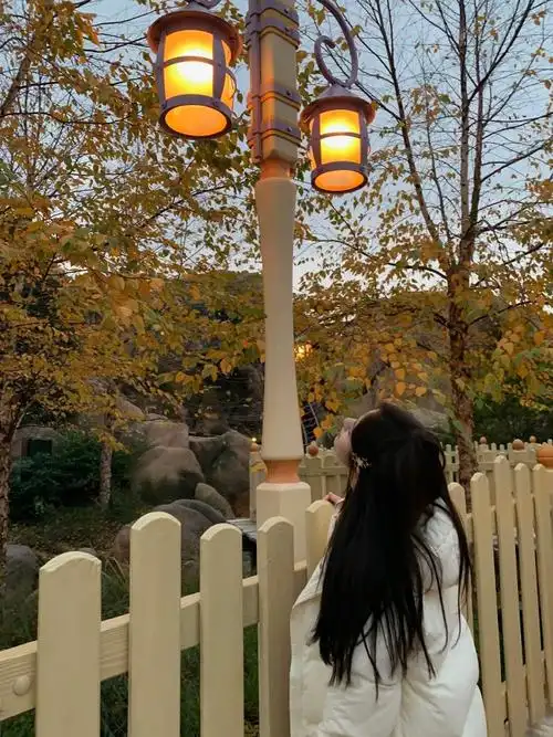 组图鞠婧祎迪士尼过圣诞甜美托腮长发披肩皮肤雪白少女感足