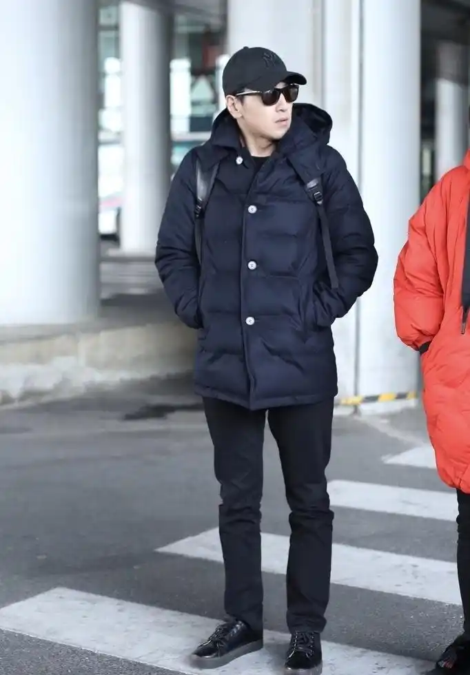 赵又廷一身黑衣现身机场 老干部气质十足