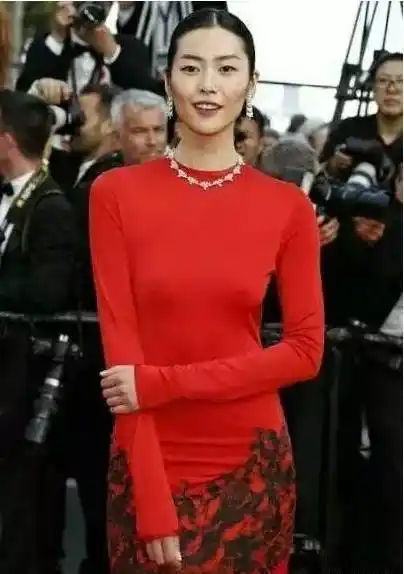 刘雯不穿内衣露乳头走戛纳红毯引来怼声一大片图