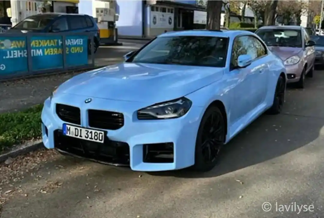 新一代宝马m2亮相街头,战斗元素浓郁,天空蓝漆面 四排气 3.0t