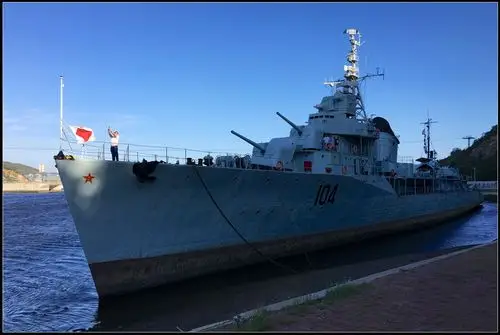买来后经过多次改造,以104导弹驱逐舰一直在我国海军服役,并多次立功.