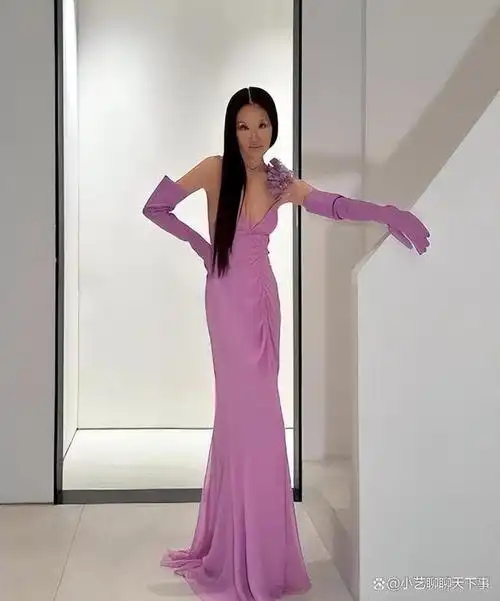 为了让自己看起来饱满一些,王薇薇也算尽力了,两个