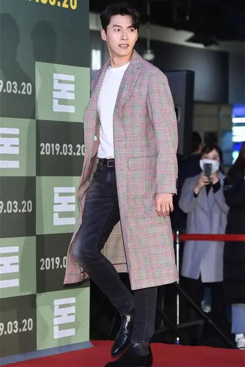 玄彬又帅了,白t配长大衣轻松穿出型男范,身高184cm真不是吹的