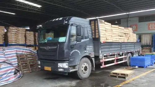 普通散货车动不动就查,为何集装箱却能随便上路?_易车视频