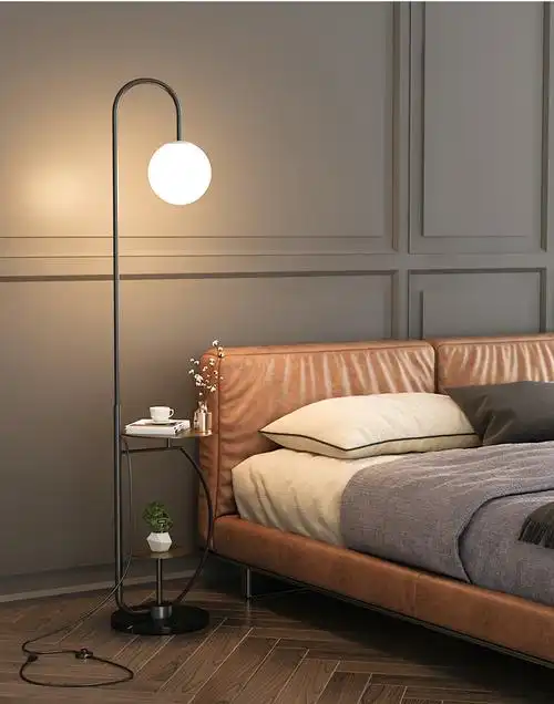 沙发茶几设计感轻奢卧室床头柜一体立式台灯金色款铁艺托盘三色变光