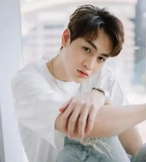 难以置信泰国小鲜肉艺人称与女友抢刀不慎多次砍在前胸致身亡