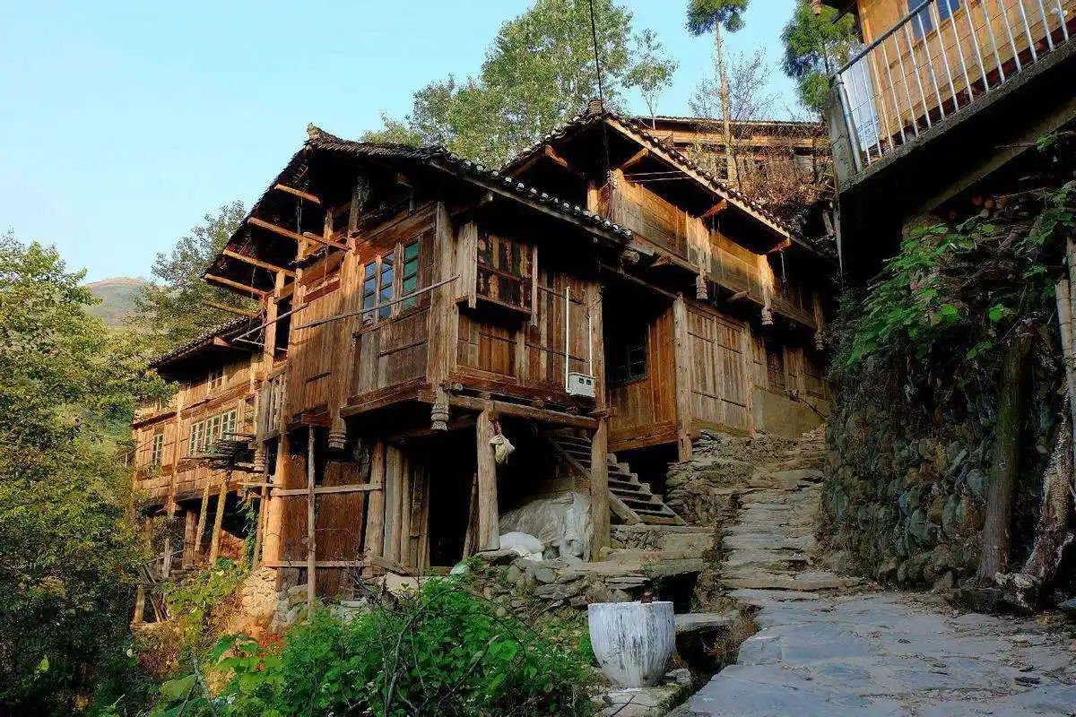 广西农村的一类建筑,源自7000年前古越文化,如今所剩无几_干栏