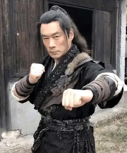 武松丁海峰:和初恋妻子恩爱30年,在美国买房陪妻子抗癌,今如何