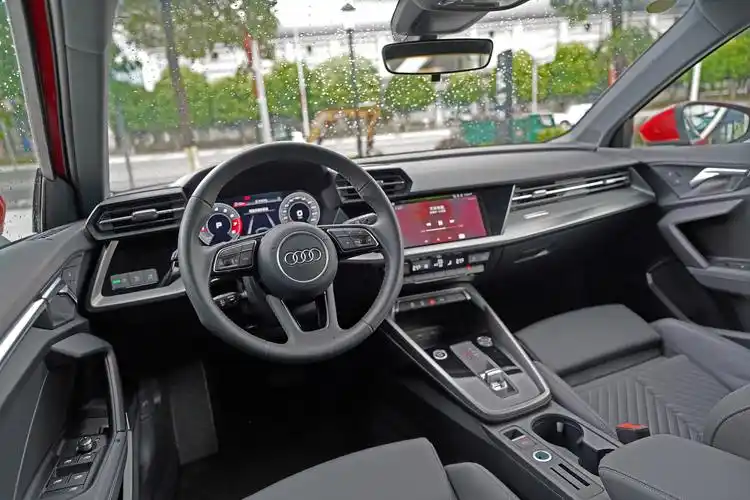 由于恰好赶上了奥迪设计变革的时间点,所以a3的内饰造型有了很大变化