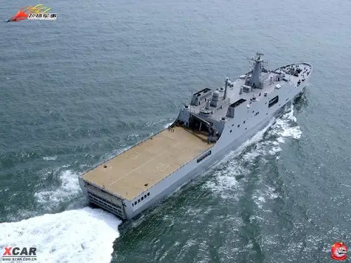 中国071型船坞登陆舰首舰试航照