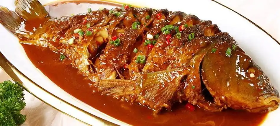 味蕾狂欢:红烧鲤鱼的创意碰撞与舌尖盛宴
