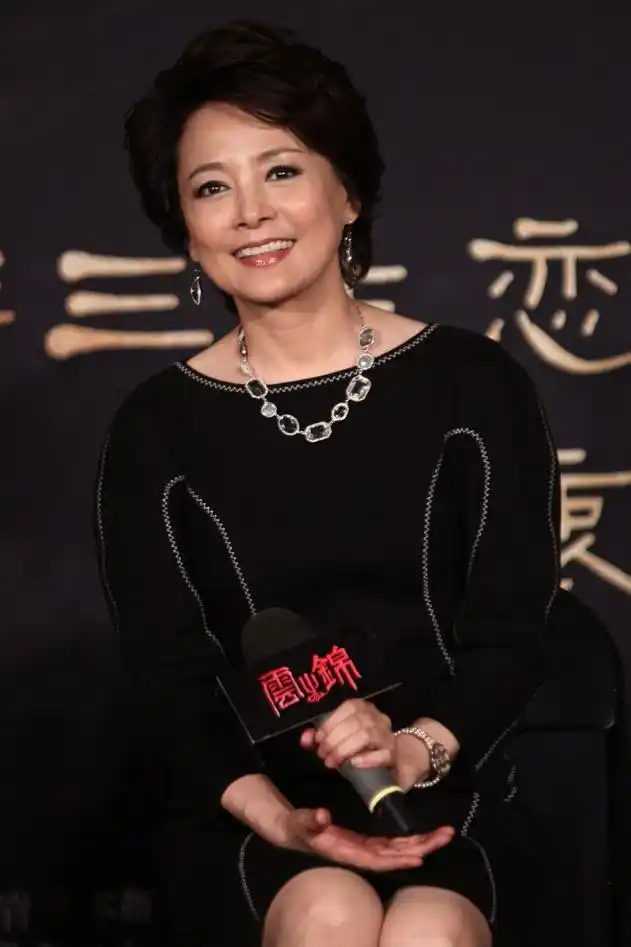 张瑜的气质真是刻在骨子里,穿一身黑也不显老,60多岁状态真好