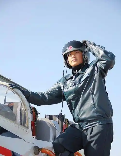 歼击机女飞行员,颜值高到你想不到_训练_空军_女兵